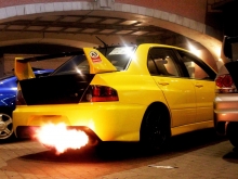 Огненный выхлоп на желтом Mitsubishi Lancer
